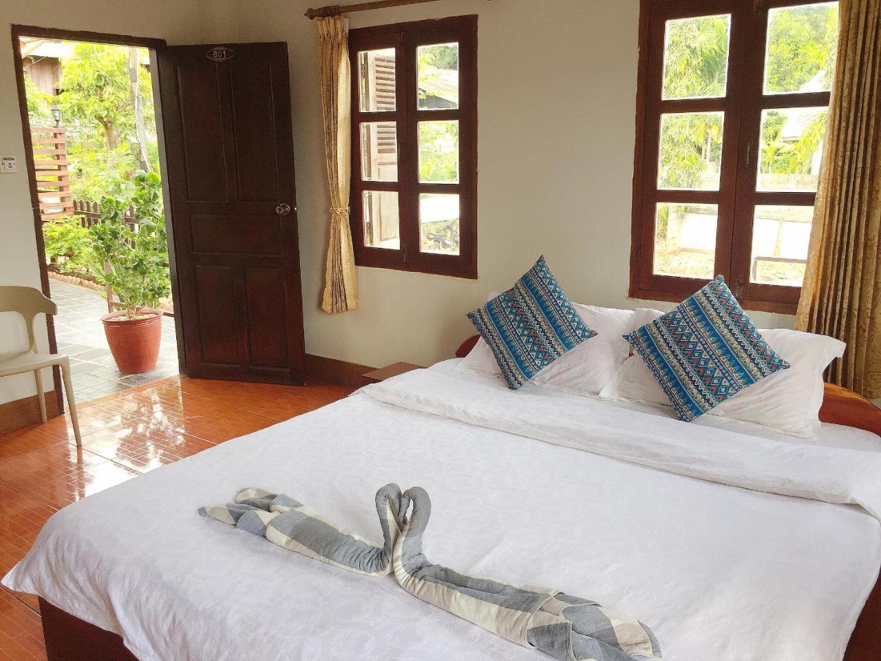 Mao Phasok Riverside Guesthouse 루앙프라방 외부 사진