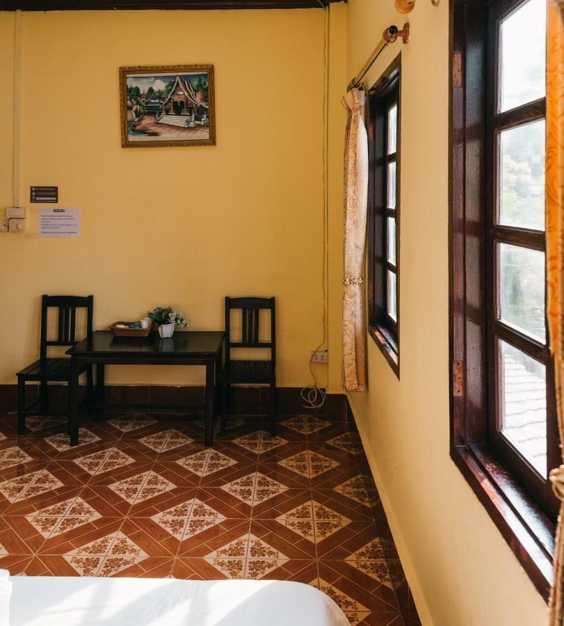 Mao Phasok Riverside Guesthouse 루앙프라방 외부 사진