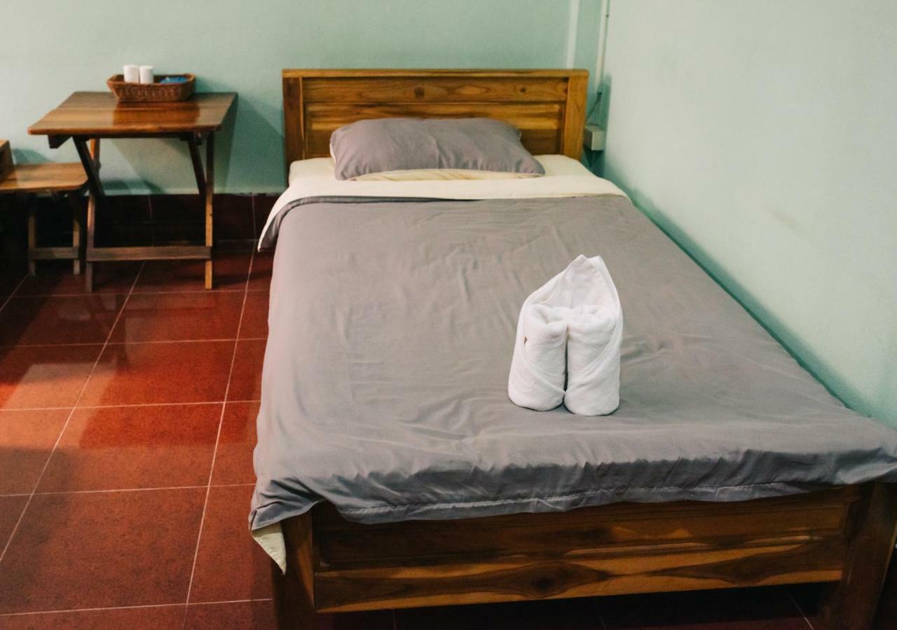 Mao Phasok Riverside Guesthouse 루앙프라방 외부 사진