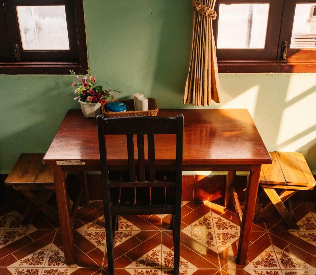 Mao Phasok Riverside Guesthouse 루앙프라방 외부 사진