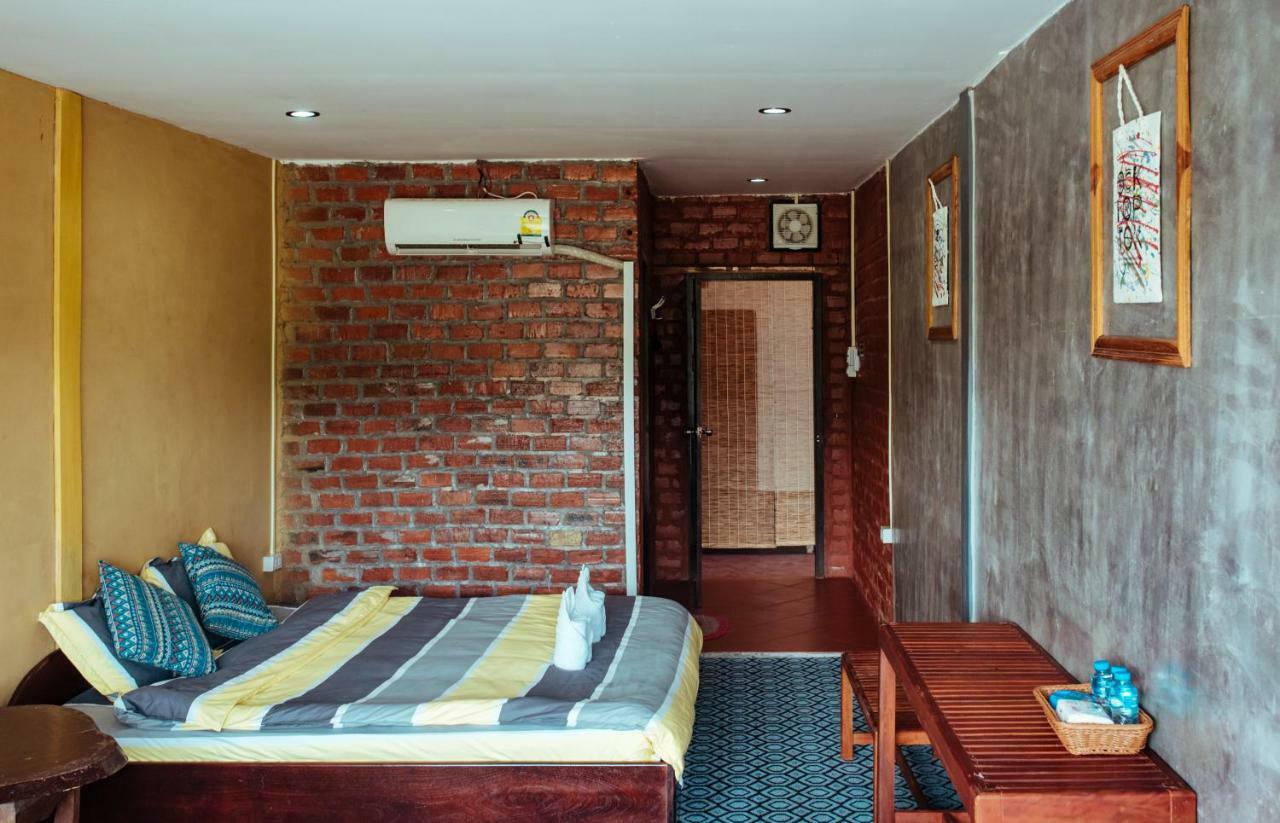 Mao Phasok Riverside Guesthouse 루앙프라방 외부 사진