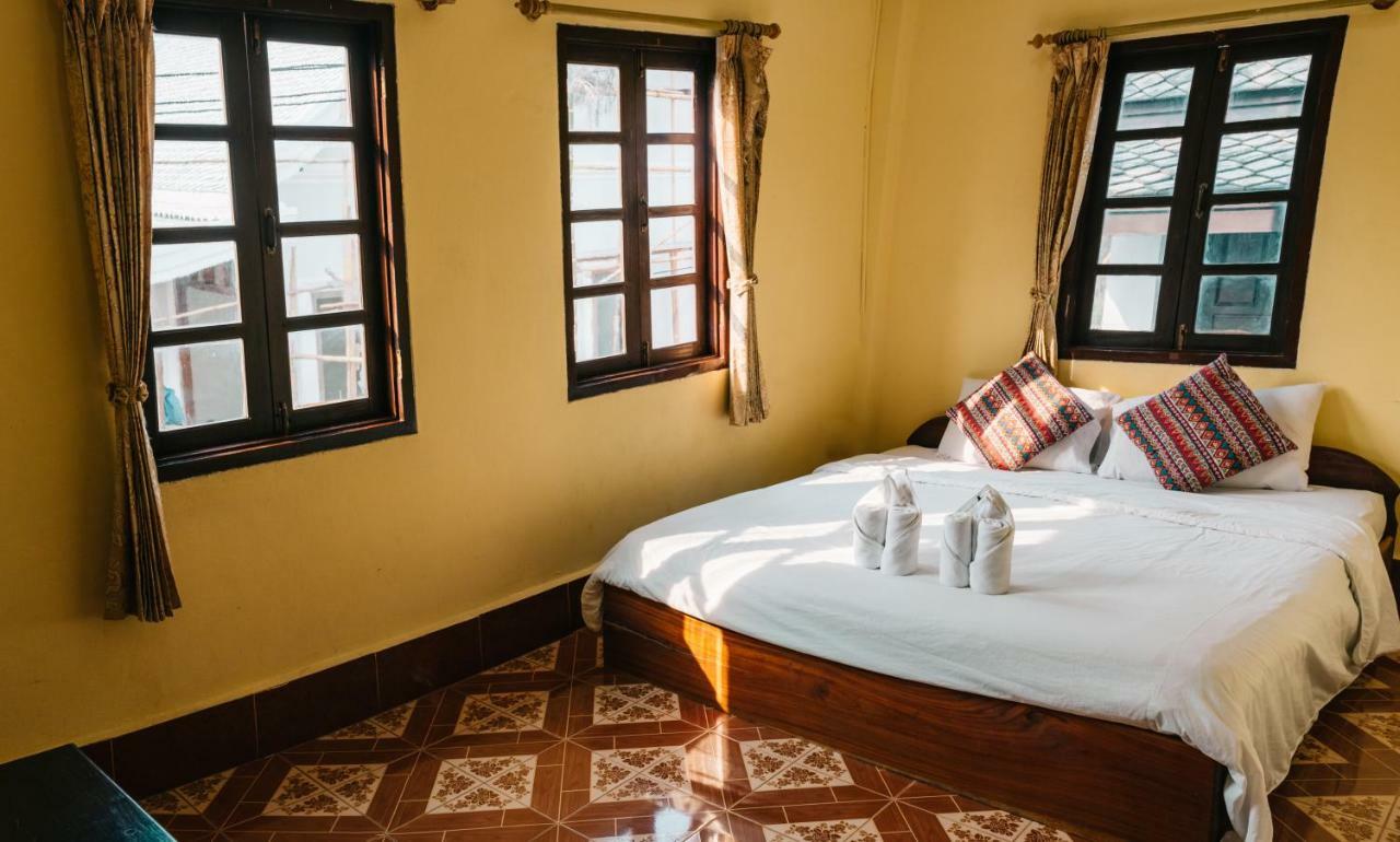 Mao Phasok Riverside Guesthouse 루앙프라방 외부 사진