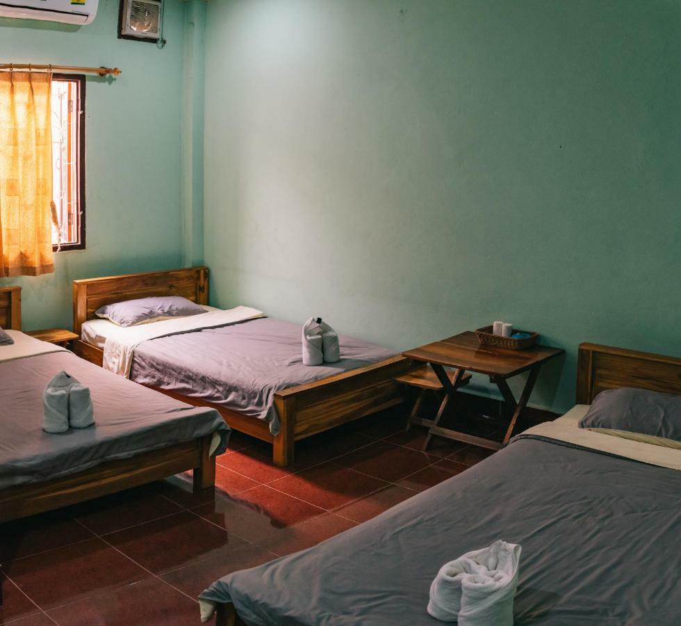 Mao Phasok Riverside Guesthouse 루앙프라방 외부 사진